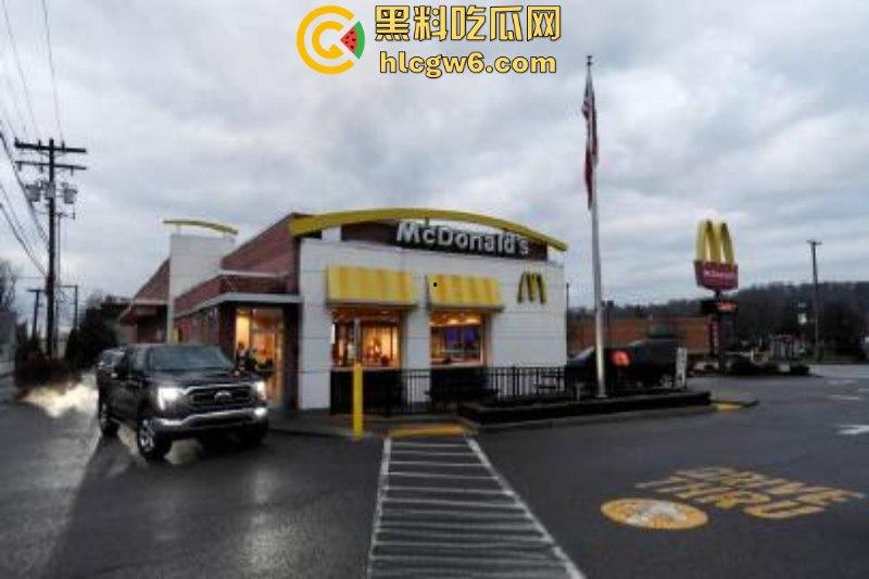 刺杀医保巨头勇敢哥【路易吉】被引渡纽约 机场路透成美图大赏 囚服都穿出了高定感-9