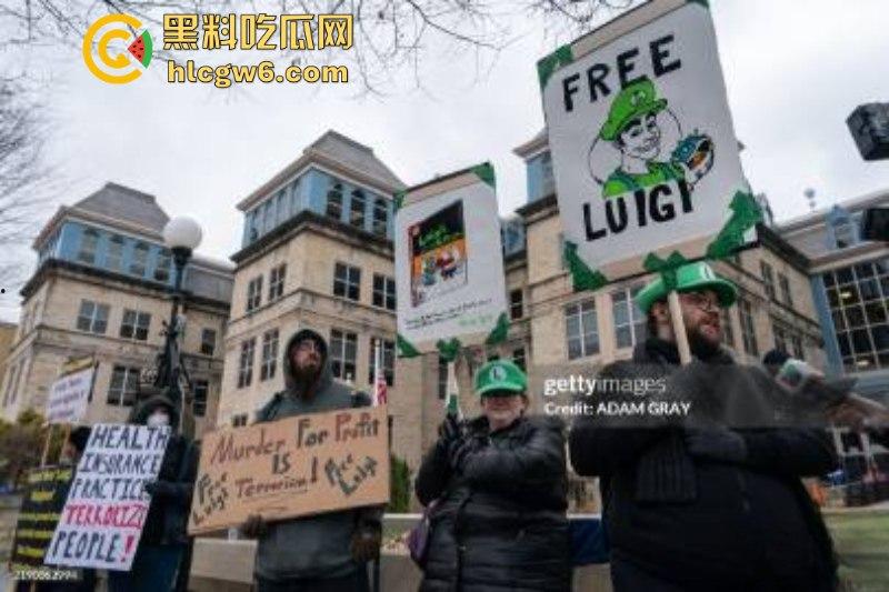 刺杀医保巨头勇敢哥【路易吉】被引渡纽约 机场路透成美图大赏 囚服都穿出了高定感-23