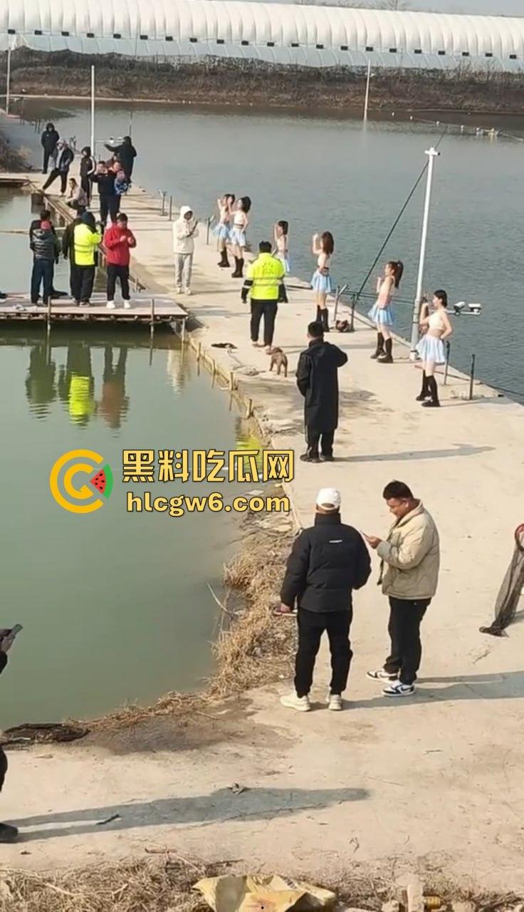 钓场内卷新高度 寒冬钓鱼佬穿羽绒服忍冻守鱼 光腿妹子在池边短裙跳舞性感加持，鱼没上钩人先成翘嘴！-11