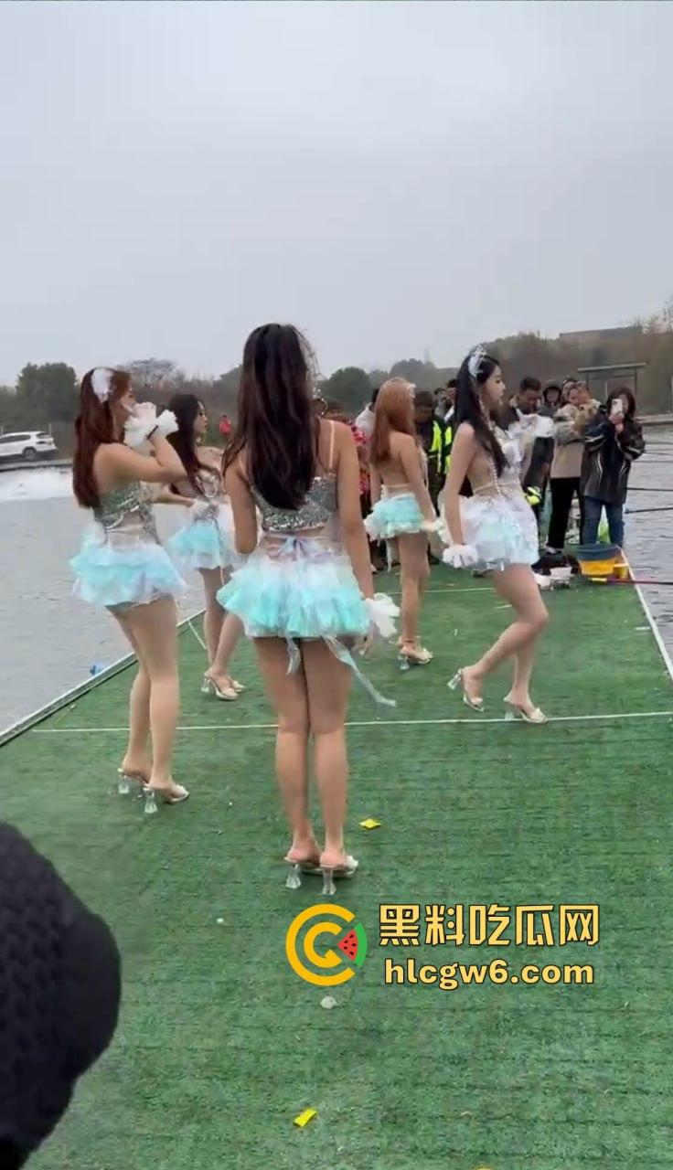 钓场内卷新高度 寒冬钓鱼佬穿羽绒服忍冻守鱼 光腿妹子在池边短裙跳舞性感加持，鱼没上钩人先成翘嘴！-12