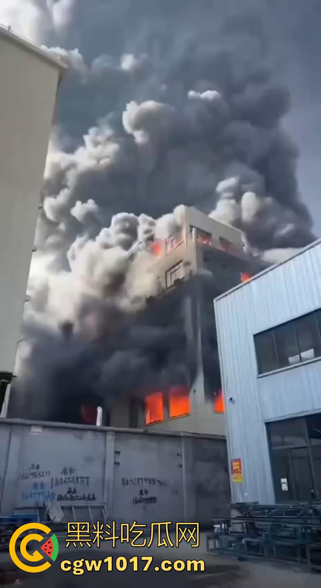 义乌光伏巨头正泰新能厂突发大火 赤岸镇浓烟冲天 全市消防出动几十车救火 全城围观!-4