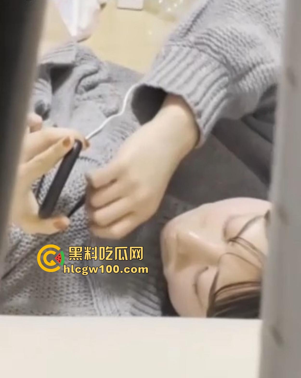 姐姐自慰忘记关门，弟弟全程偷拍求助网友，姐姐这是在堵管子还是修管子？有没有人主动请缨帮姐姐疏通！-14