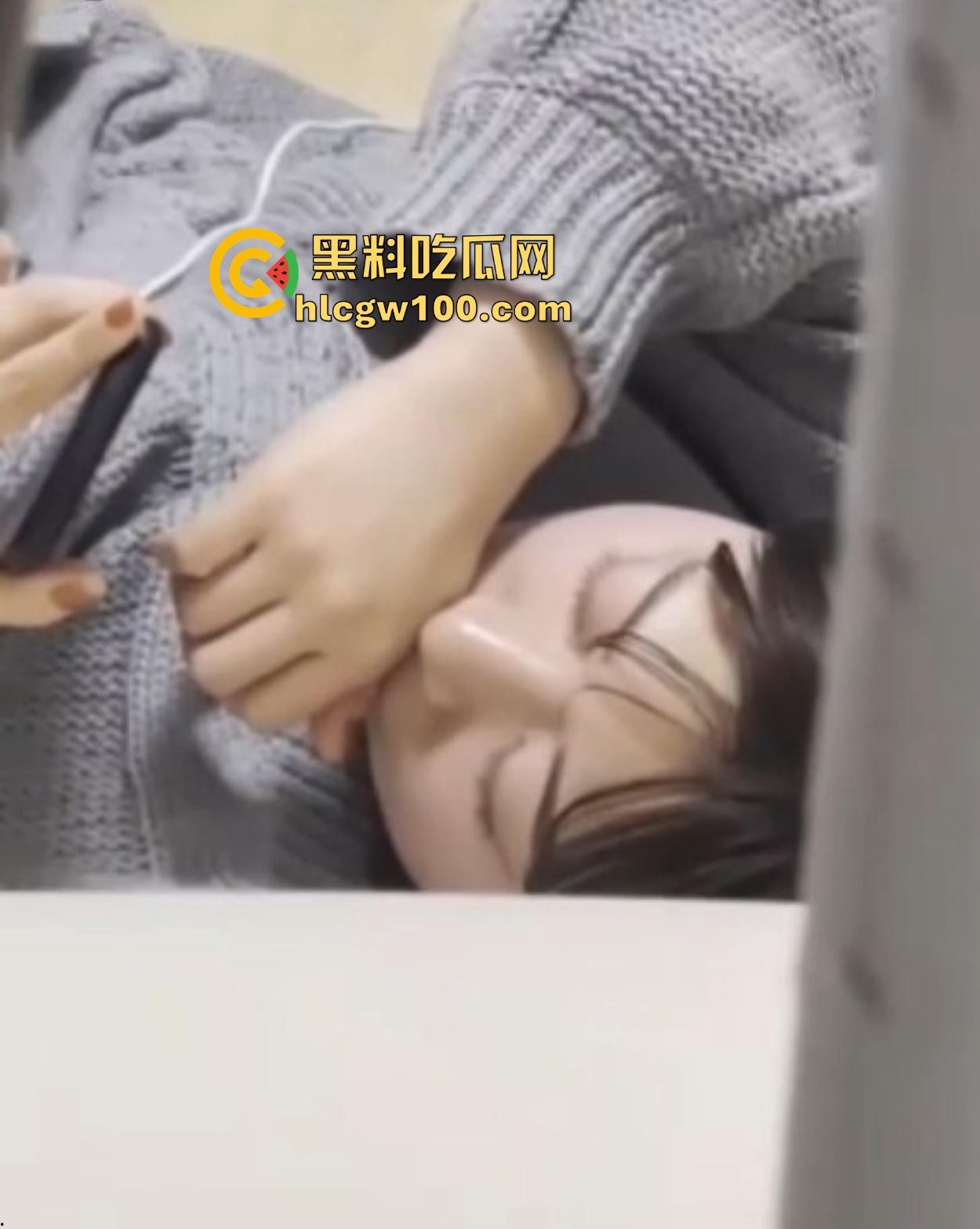 姐姐自慰忘记关门，弟弟全程偷拍求助网友，姐姐这是在堵管子还是修管子？有没有人主动请缨帮姐姐疏通！-15