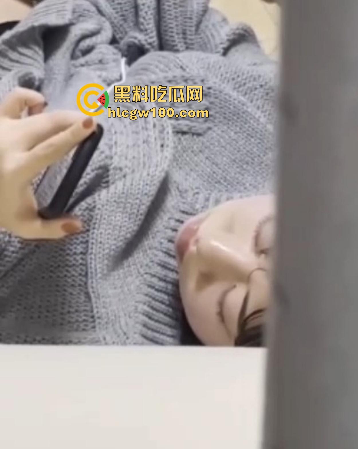 姐姐自慰忘记关门，弟弟全程偷拍求助网友，姐姐这是在堵管子还是修管子？有没有人主动请缨帮姐姐疏通！-16