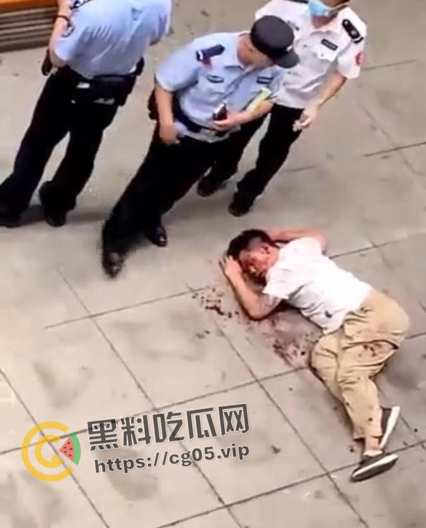 湖南25岁男网聊初中生并与其开房 被女孩父母抓到差点打死 被警擦组织 现场血腥画面曝光-2