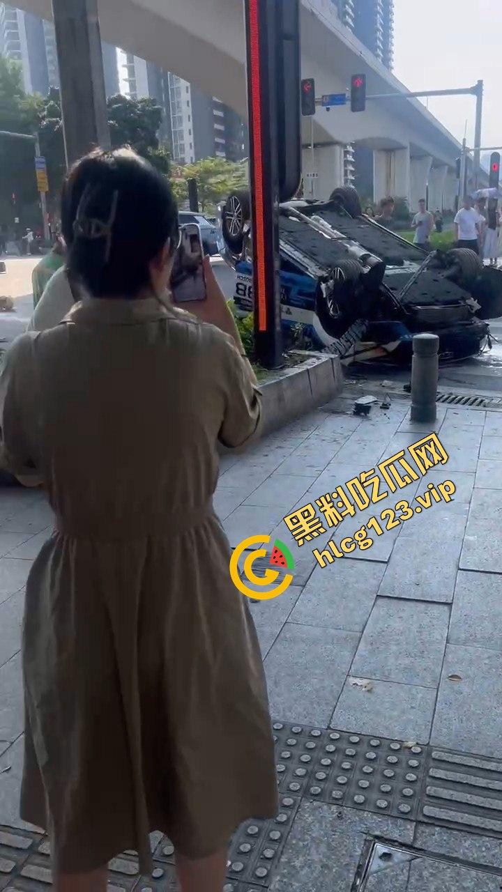 广州海珠区车祸惨烈,外卖小哥血溅当场,车子翻得都认不出来!-10