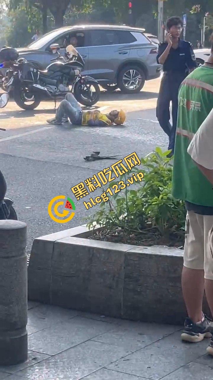 广州海珠区车祸惨烈,外卖小哥血溅当场,车子翻得都认不出来!-11