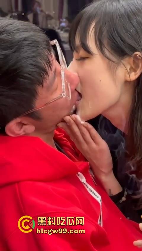 小编推荐！特斯拉车友会变淫趴，女车友们千里送逼，饭桌上就已耐不住主动互舔，海量不雅私拍流出，很有看点。-3