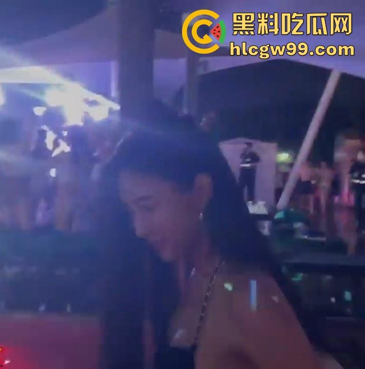 小编推荐！特斯拉车友会变淫趴，女车友们千里送逼，饭桌上就已耐不住主动互舔，海量不雅私拍流出，很有看点。-8