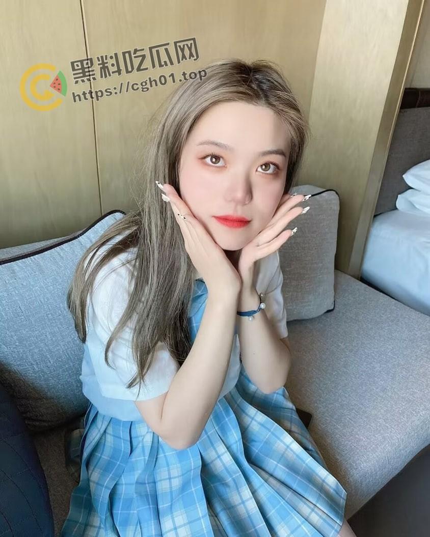 珠海jk反差婊 床上叫声淫荡堪比女优  后入拍屁股又疼又爽 浪叫到隔壁都能听见-3