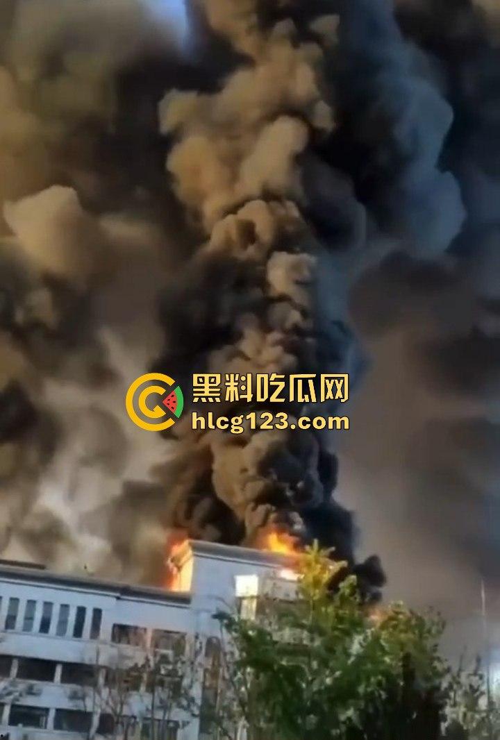 山东齐河财政局办公楼起火，黑烟滚滚直冲天！平账大圣这把火，坏账烂账都烧个干净！-12