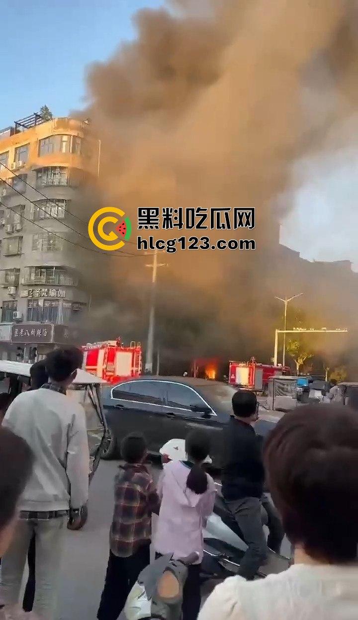 山东齐河财政局办公楼起火，黑烟滚滚直冲天！平账大圣这把火，坏账烂账都烧个干净！-16