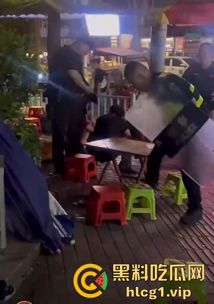 吵架吵成命案！烧烤摊男子聊天被女子嫌吵，竟拔刀相向当场捅人！-3