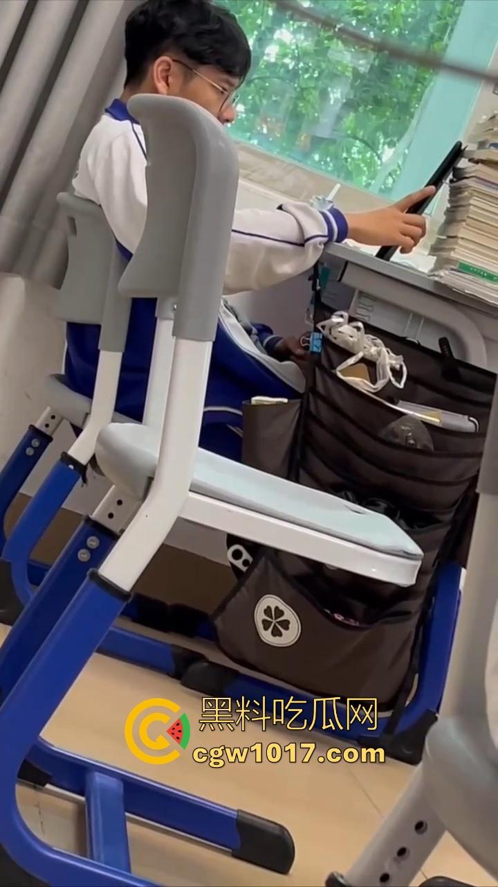 自习课惊现后排同学上课打飞机！边看平板边掏出大屌狂撸，这哥们只能说真生猛，太投入了被偷拍都没发现！-8