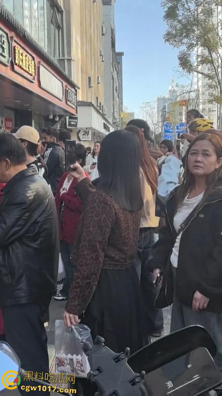 震惊!延安瑞幸老板团建灌酒女员工,次日高血压猝死医院,父母街头刷油漆痛哭:谁来还我女儿命?-3