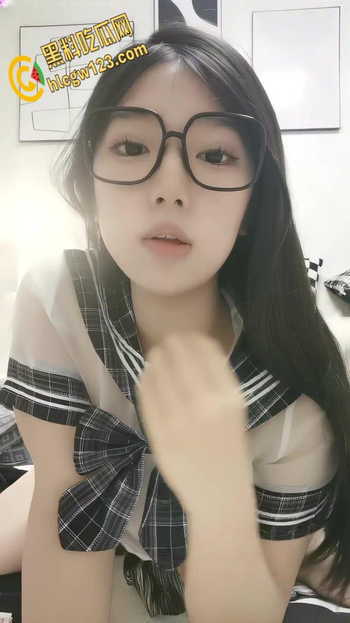 19岁极品尤物眼睛妹,非常清纯吸吮手指骚起来,肉感身材顶级大肥臀!-2