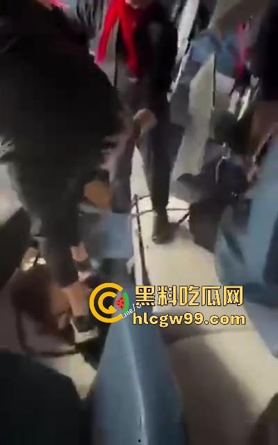 美国飞机又又又出事了!明尼苏达州飞往多伦多皮尔逊的飞机机腹朝天降落,堪比电影特效,幸好没人死亡。-3