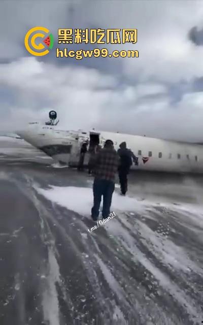 美国飞机又又又出事了!明尼苏达州飞往多伦多皮尔逊的飞机机腹朝天降落,堪比电影特效,幸好没人死亡。-4