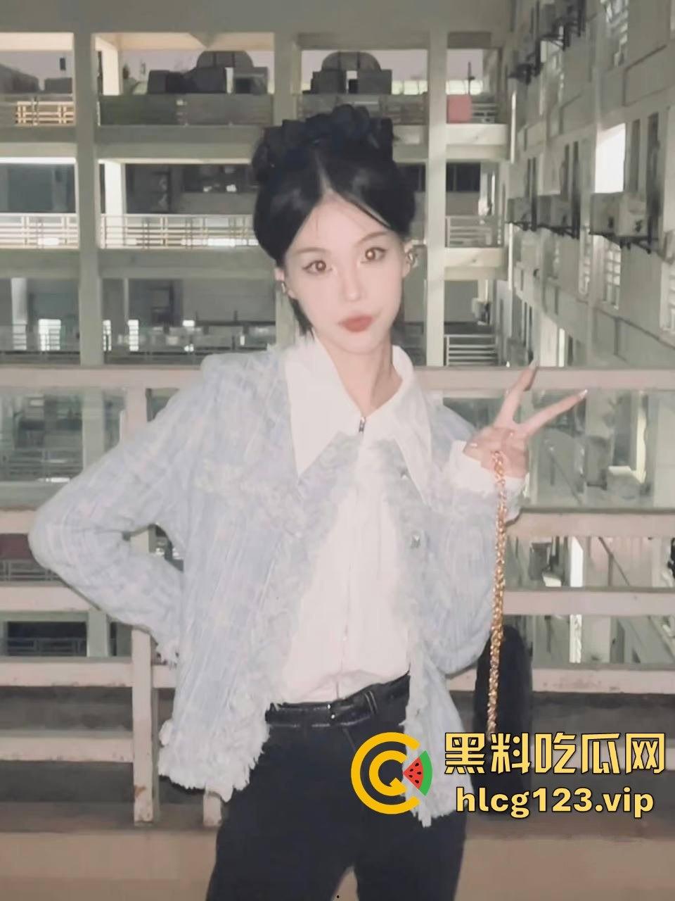 高颜值小姐姐酒店调教大曝光！情趣黑丝制服下的母狗爬行，开门就被逼日到飞起！-3