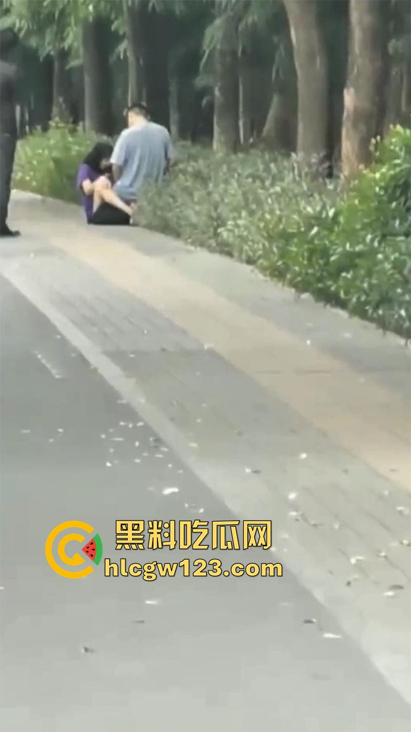 浙江情侣街边做爱,无视行人当街啪啪,还有一男子直接就站旁边看,玩的真够大胆的!-1