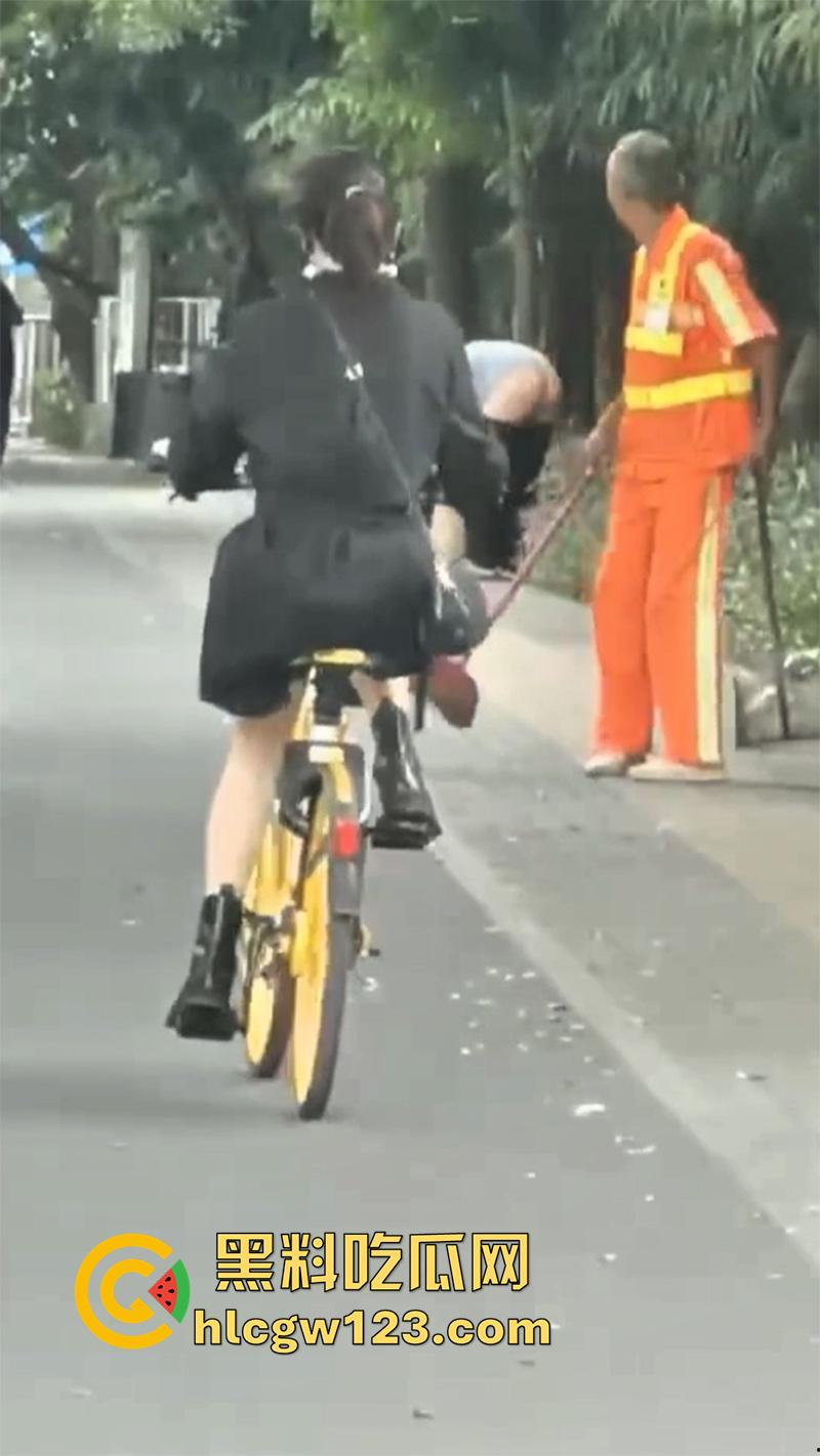 浙江情侣街边做爱,无视行人当街啪啪,还有一男子直接就站旁边看,玩的真够大胆的!-2