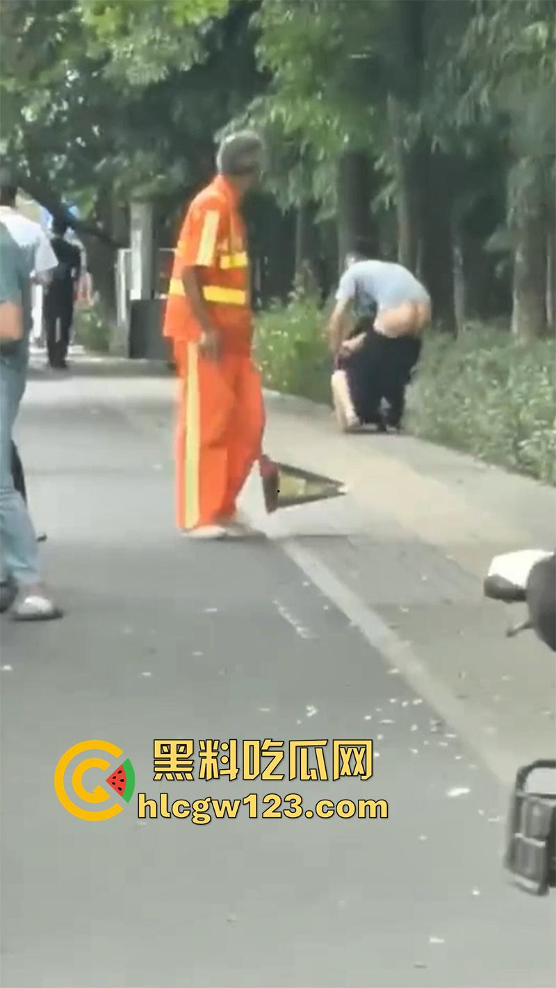 浙江情侣街边做爱,无视行人当街啪啪,还有一男子直接就站旁边看,玩的真够大胆的!-4