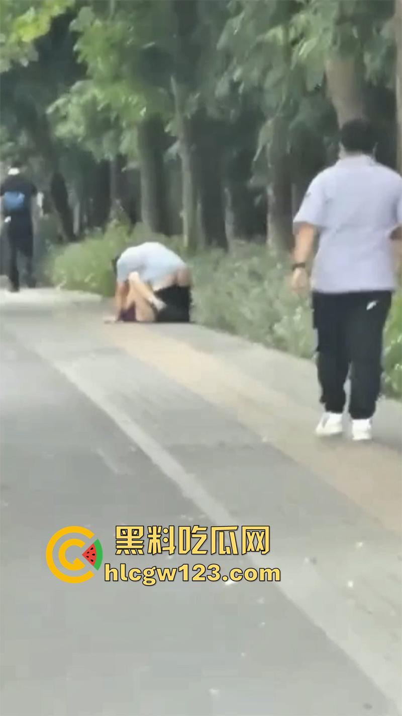 浙江情侣街边做爱,无视行人当街啪啪,还有一男子直接就站旁边看,玩的真够大胆的!-5