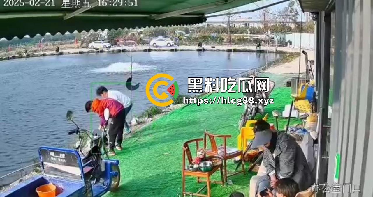 钓鱼妹子被鱼反钓拉下水，上岸哭成泪人，姐妹笑喷翘嘴没钓到把自己钓没了！-2