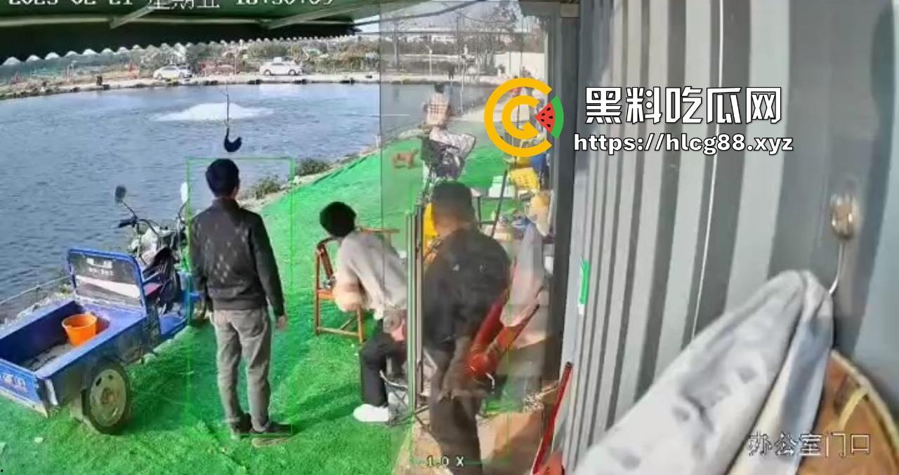 钓鱼妹子被鱼反钓拉下水，上岸哭成泪人，姐妹笑喷翘嘴没钓到把自己钓没了！-4