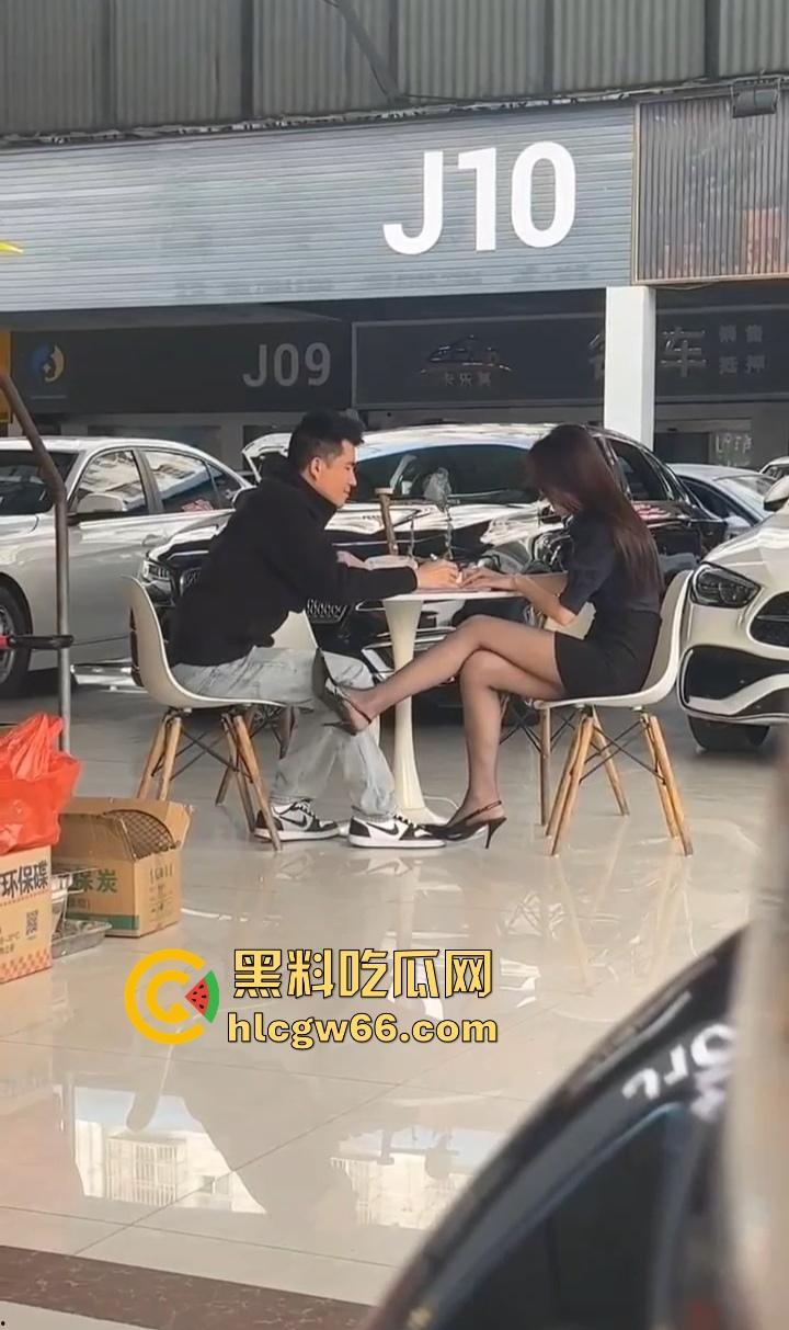 销冠车娘勾魂卖车新套路曝光，送车震体验让你试质量，黑丝高跟小脚暗号一出，顾客鸡巴硬得成交秒签！-8