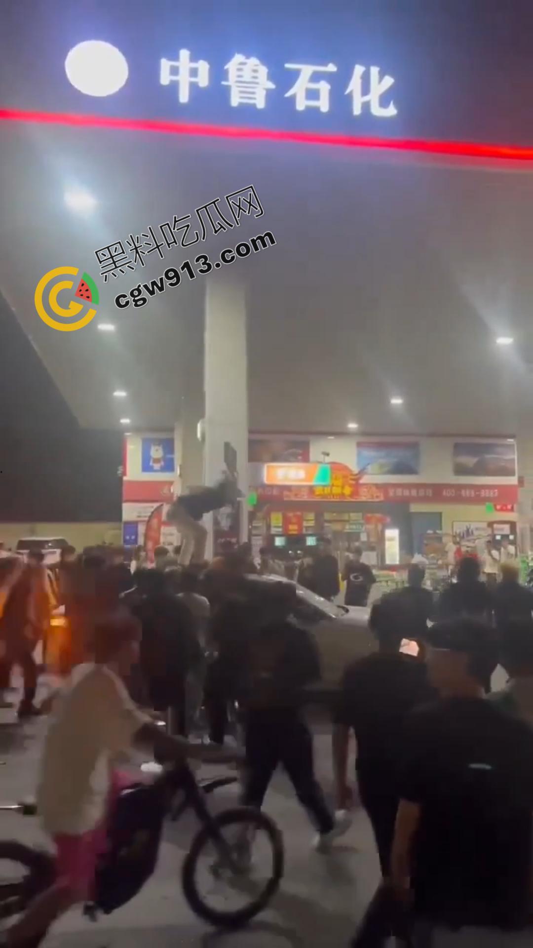 山东加油站恶性斗殴事件:精神小伙疯狂打砸,场面震撼堪比电影情节-1