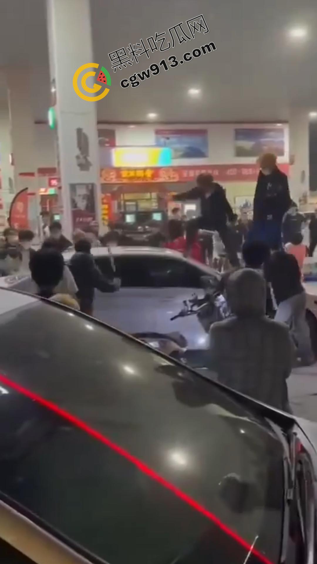 山东加油站恶性斗殴事件:精神小伙疯狂打砸,场面震撼堪比电影情节-2