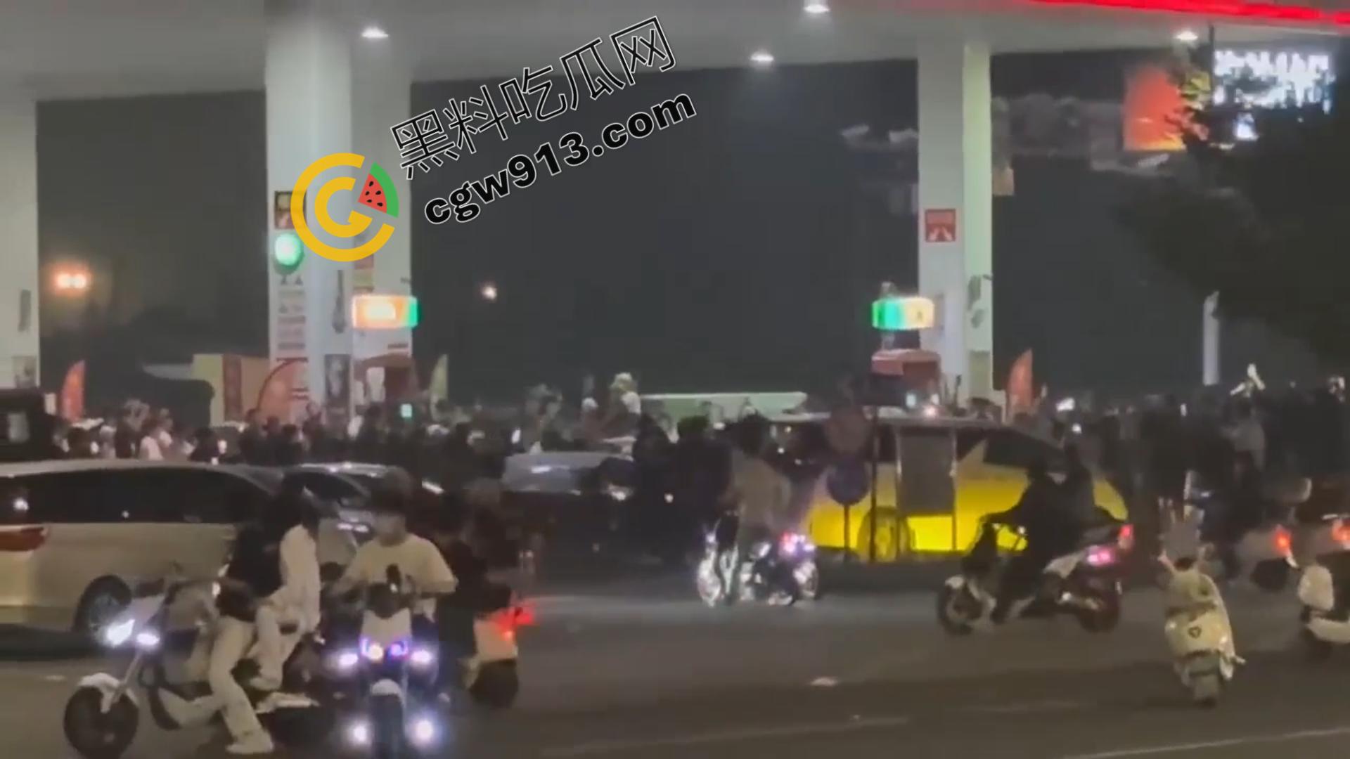 山东加油站恶性斗殴事件:精神小伙疯狂打砸,场面震撼堪比电影情节-3