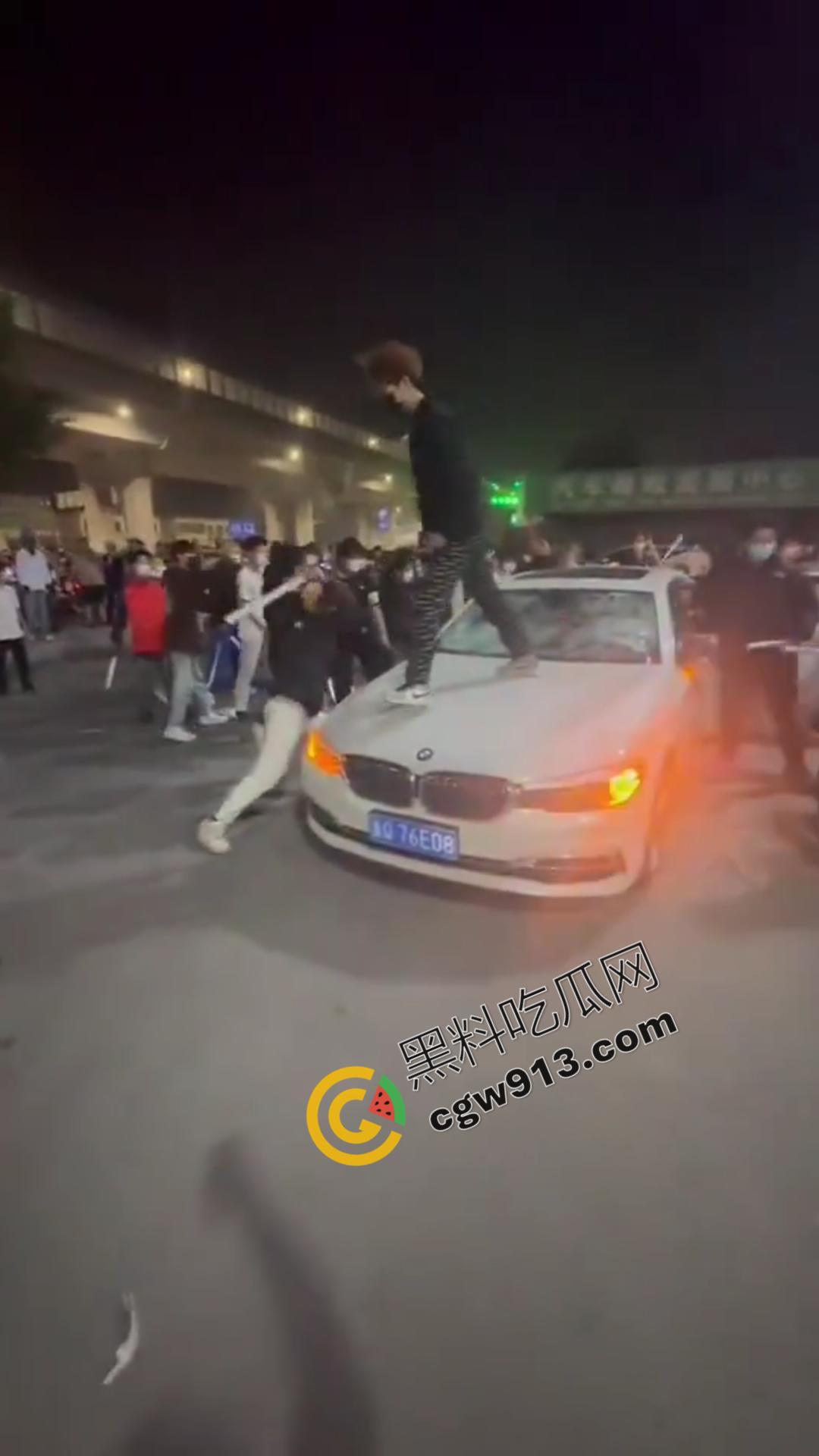 山东加油站恶性斗殴事件:精神小伙疯狂打砸,场面震撼堪比电影情节-4