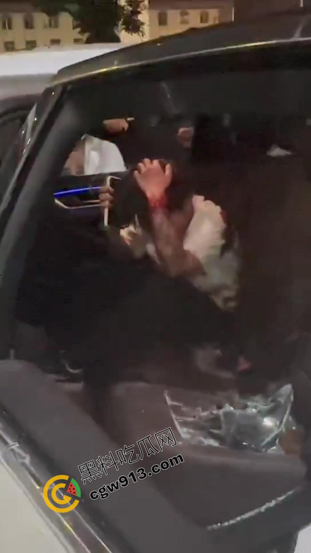 山东加油站恶性斗殴事件:精神小伙疯狂打砸,场面震撼堪比电影情节-5