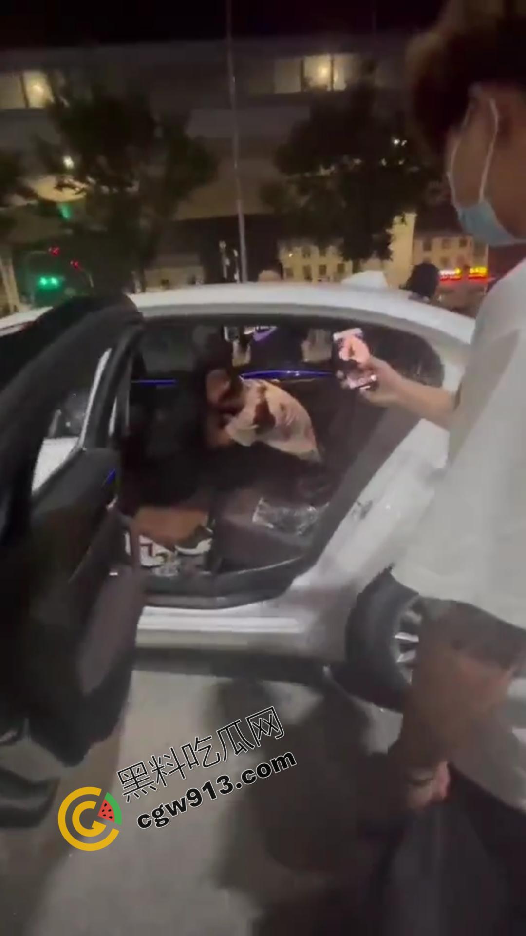 山东加油站恶性斗殴事件:精神小伙疯狂打砸,场面震撼堪比电影情节-6