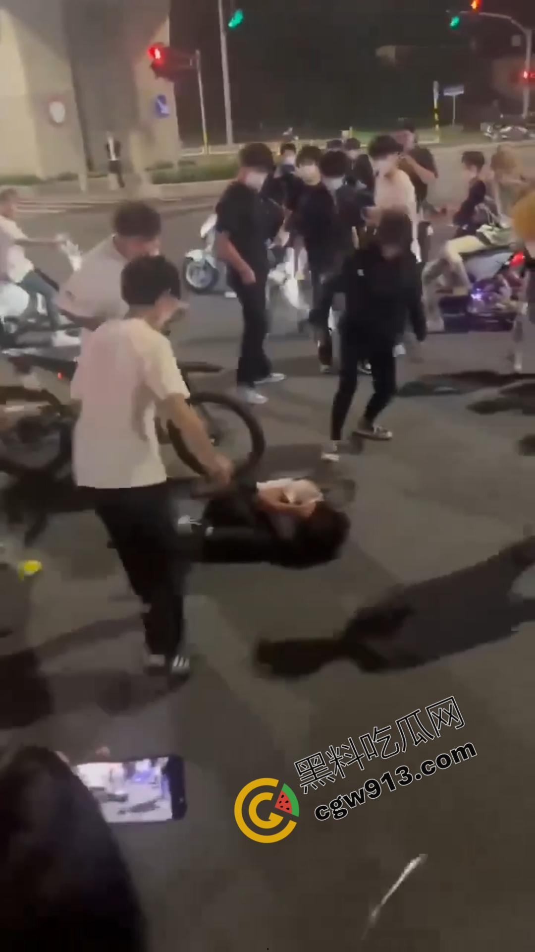 山东加油站恶性斗殴事件:精神小伙疯狂打砸,场面震撼堪比电影情节-7