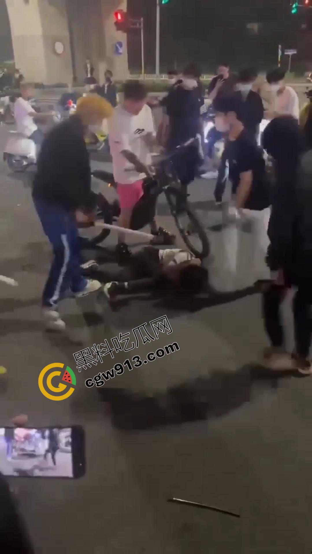 山东加油站恶性斗殴事件:精神小伙疯狂打砸,场面震撼堪比电影情节-8