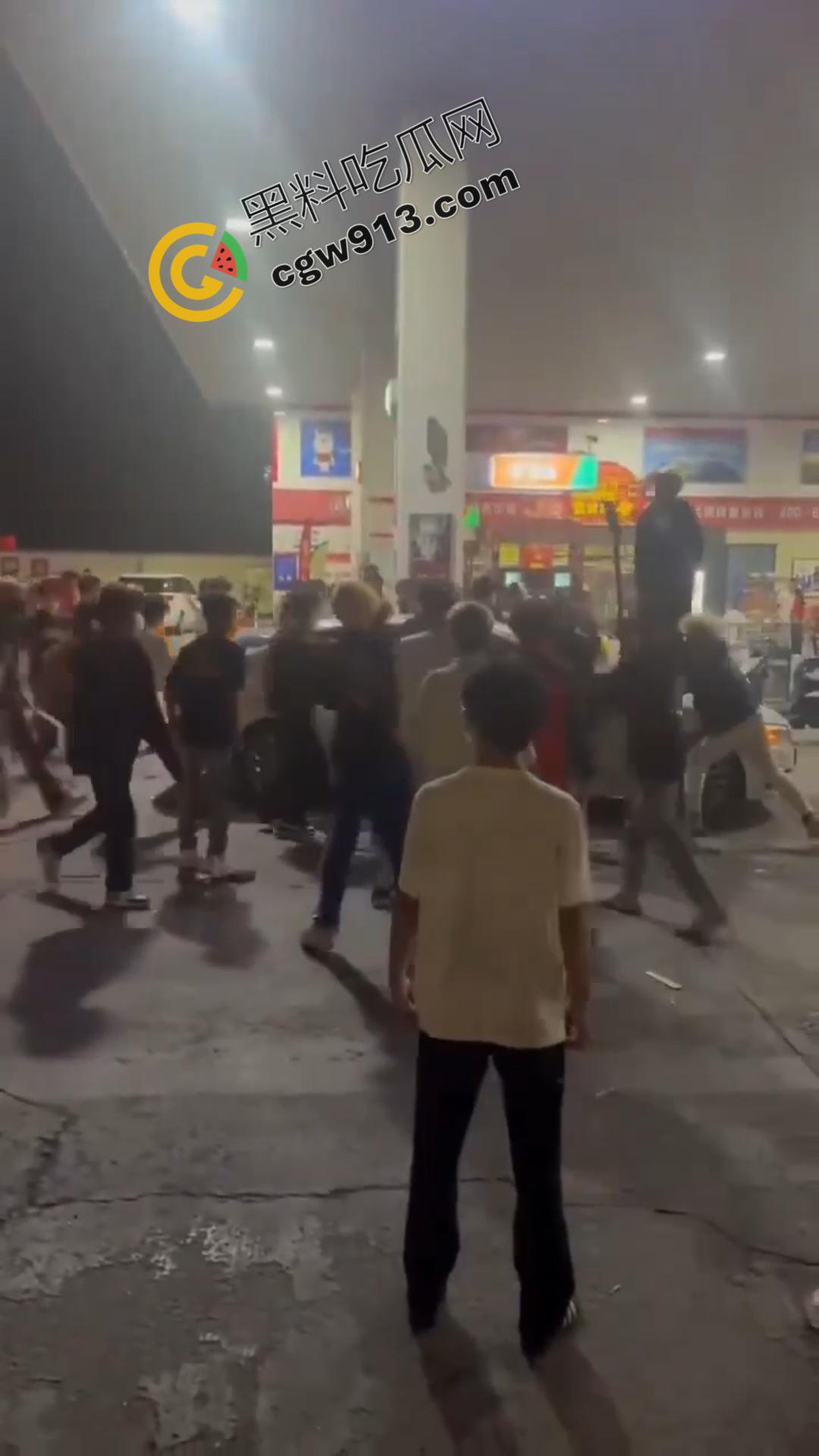 山东加油站恶性斗殴事件:精神小伙疯狂打砸,场面震撼堪比电影情节-9
