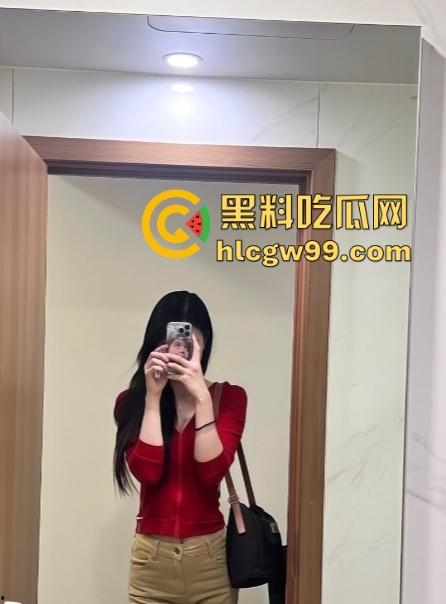 南航高颜值极品空姐【苏楠楠】被曝私底下是母狗一条， 与头等舱的金主爸爸约炮穿制服被干的嗷嗷叫！-4