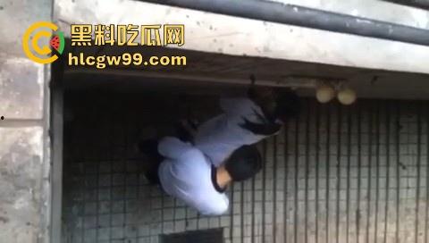 东莞第一中学高三学生校园偷偷做爱，直接在楼道里抬起就是干，主打一个刺激！-7