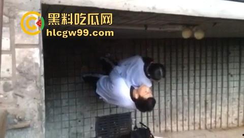 东莞第一中学高三学生校园偷偷做爱，直接在楼道里抬起就是干，主打一个刺激！-12