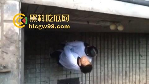 东莞第一中学高三学生校园偷偷做爱，直接在楼道里抬起就是干，主打一个刺激！-13