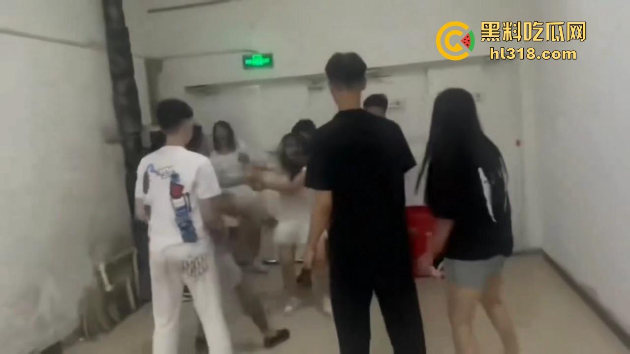 黑龙江多名男女围殴一名女子，拳打脚踢，精神小伙跟小妹往死里下手，貌似是卖淫问题导致的！-7