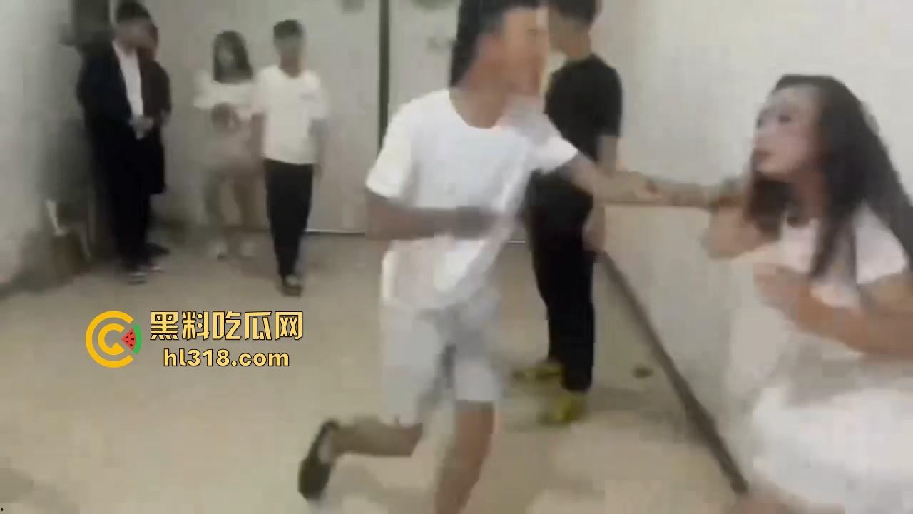 黑龙江多名男女围殴一名女子，拳打脚踢，精神小伙跟小妹往死里下手，貌似是卖淫问题导致的！-8