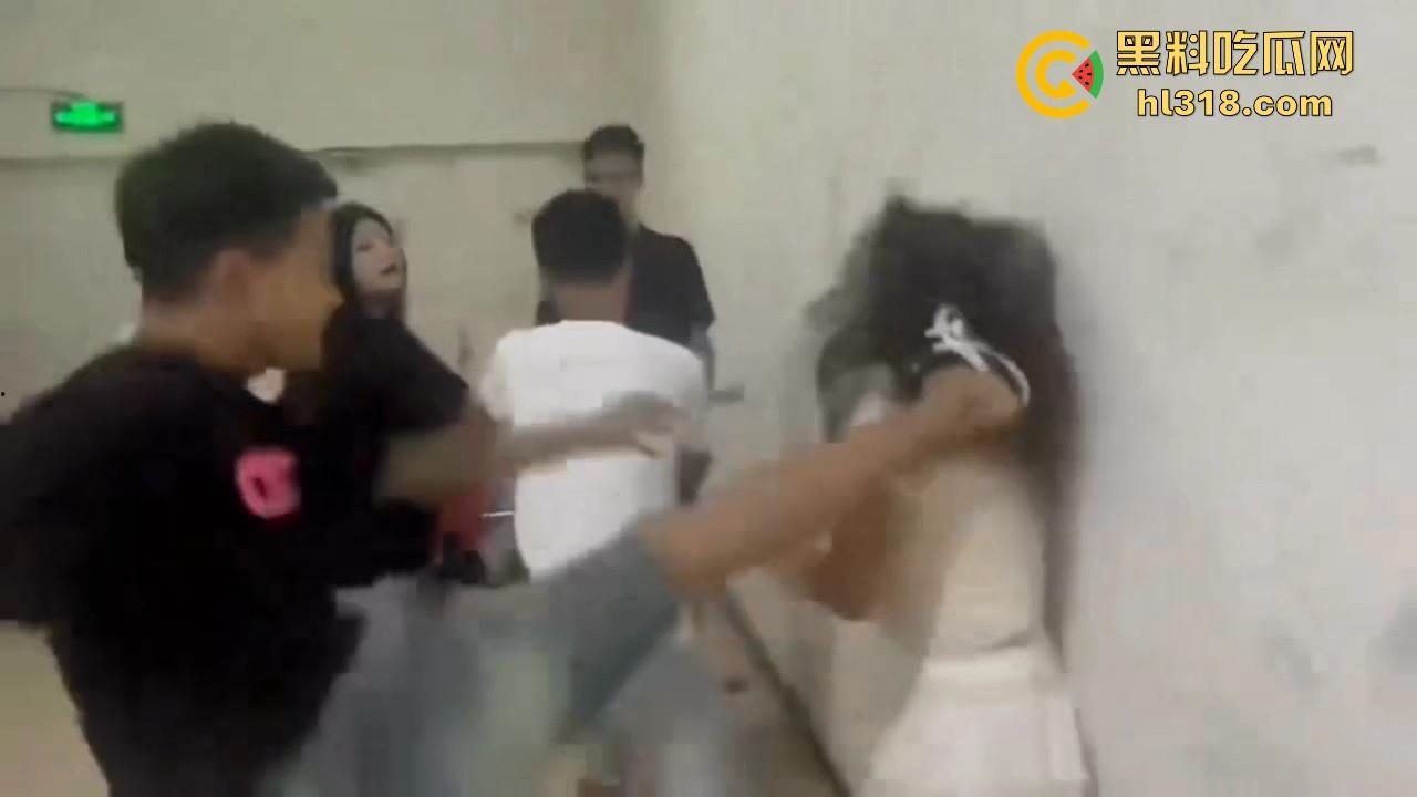 黑龙江多名男女围殴一名女子，拳打脚踢，精神小伙跟小妹往死里下手，貌似是卖淫问题导致的！-9