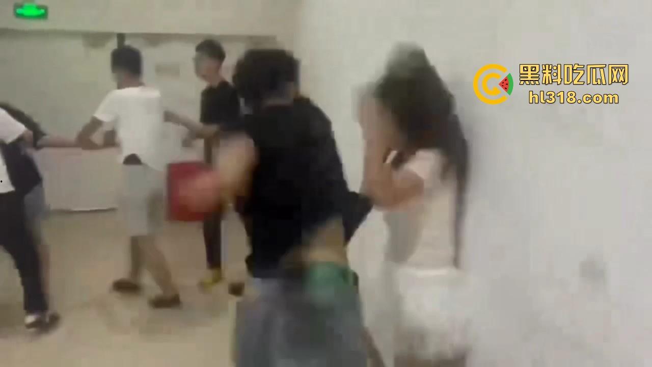 黑龙江多名男女围殴一名女子，拳打脚踢，精神小伙跟小妹往死里下手，貌似是卖淫问题导致的！-10