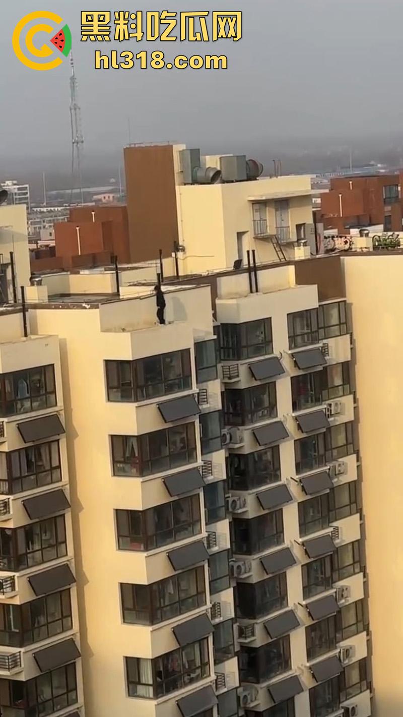 瓜友实拍男子跳楼，少年失恋想不开，消防员搭好救生垫，结果正好错过，摔在地上当上死亡！-1