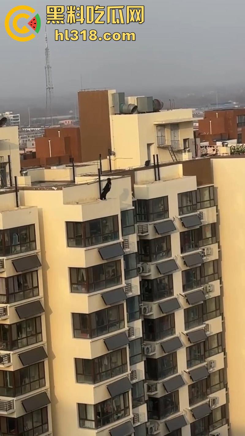 瓜友实拍男子跳楼，少年失恋想不开，消防员搭好救生垫，结果正好错过，摔在地上当上死亡！-2