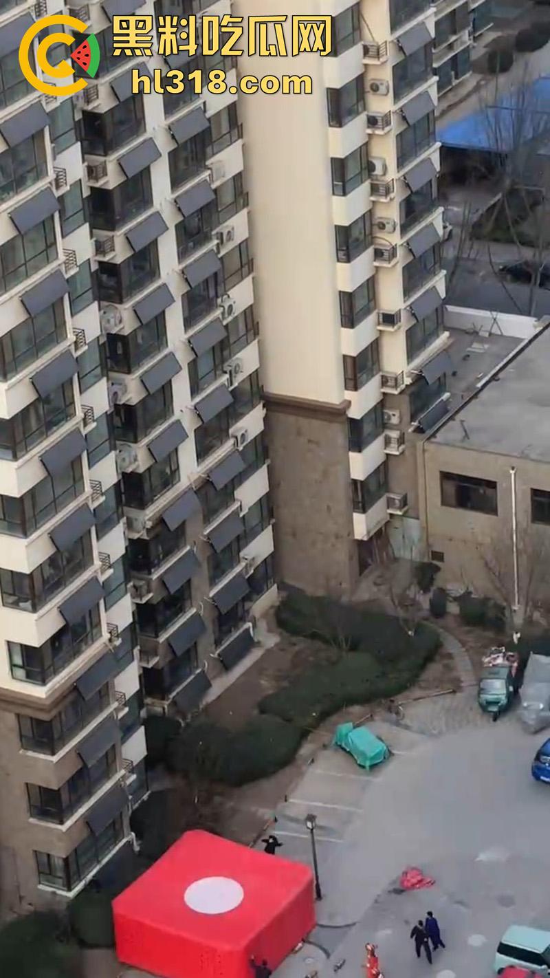 瓜友实拍男子跳楼，少年失恋想不开，消防员搭好救生垫，结果正好错过，摔在地上当上死亡！-6